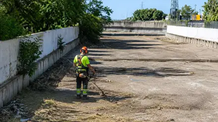 Operario desbrozando en el Canal.