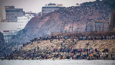 Miles de personas en la zona fronteriza entre Marruecos y España.