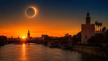 La Torre del Oro y más lejana la Giralda a la "sombra" del eclipse solar.