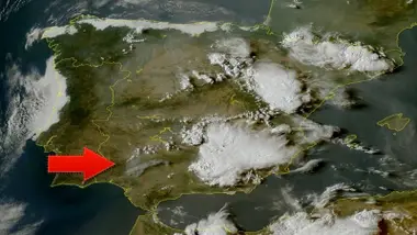 Imagen de satélite en la que se aprecia una gran nube de humo gris sobre Huelva y Sevilla.