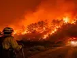 El incendio entra en Sevilla por Aznalcóllar y mantiene a casi 700 efectivos luchando contra las llamas