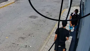 Dos hombres forzando una cerradura para robar.