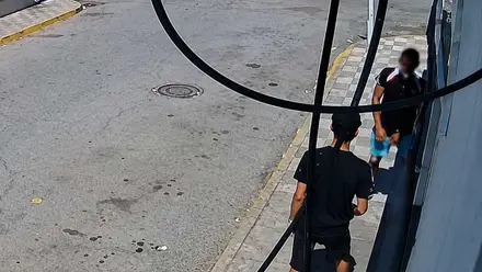 Dos hombres forzando una cerradura para robar.
