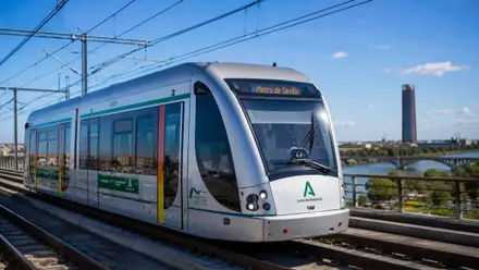 Idealización del Metro camino de Camas, se ve el Puente de Triana y la Torre Sevilla, antes Torre Pelli.