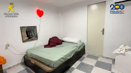Cama con escasa decoración donde explotaban sexualmente a las mujeres.