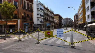 Señalización de obras en la calle Pagés del Corro de Triana.