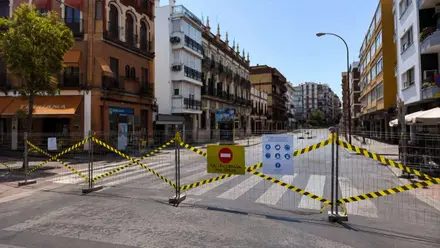 Señalización de obras en la calle Pagés del Corro de Triana.