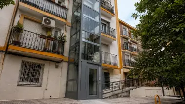 Ascensor externo en un llamado bloque de "Pisos jaula".