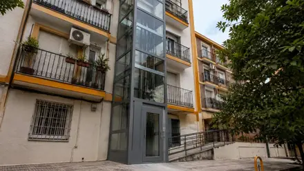 Ascensor externo en un llamado bloque de "Pisos jaula".