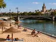 El PSOE vuelve a poner sobre la mesa una playa en Sevilla mientras siguen pendientes problemas mucho más urgentes