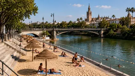 Junto al puente de Triana la "Playa del Guadalquivir".