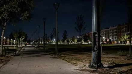 Farolas a las que se les han robado los cables, no hay luz en el barrio.
