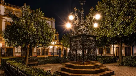 Plaza del Barrio de Santa Cruz con una cruz con faroles en hierro forjado.