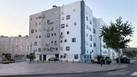 El incendio de un garaje deja a un centenar de familias de Tomares sin fecha para volver a casa