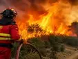 Una gran nube de humo avanza sobre Sevilla por el incendio de Niebla: más de 8.000 hectáreas recorridas