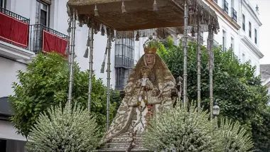 La imagen de la Virgen de los Reyes paseando en su paso por Sevilla.