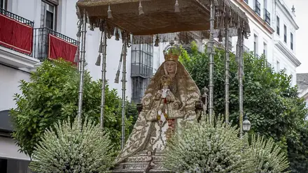 La imagen de la Virgen de los Reyes paseando en su paso por Sevilla.