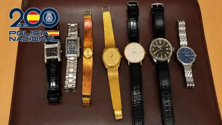 Tapiz de la Policía Nacional en marrón con los relojes robados.