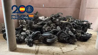 La Policía Nacional en el almacén de motos robadas.