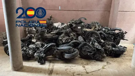 La Policía Nacional en el almacén de motos robadas.