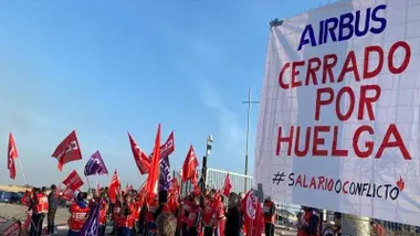 Manifestantes de Airbus reclamando mejor sueldo.