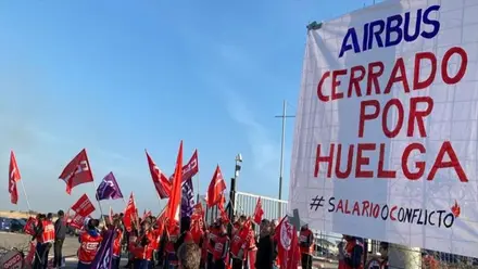 Manifestantes de Airbus reclamando mejor sueldo.