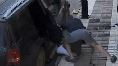 Junto a un coche un agente de la Guardia Civil fuera de servicio reduce al sospechoso.