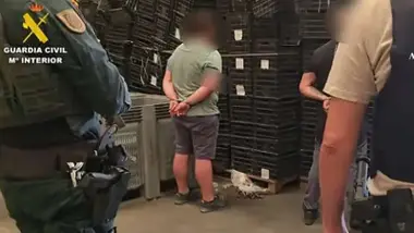 Guardia Civil y un detenido esposado.