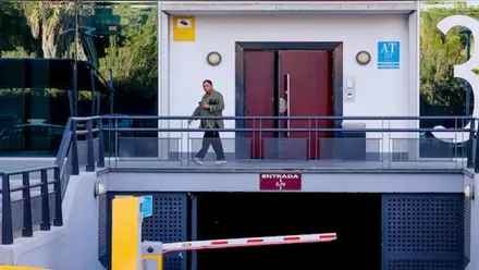 Puerta del recinto de apartamentos donde se produjo en asesinato.