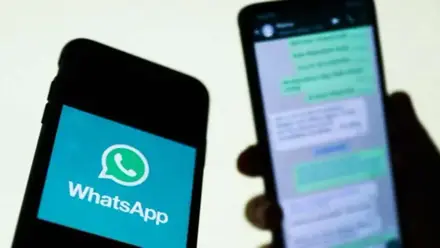 Dos teléfonos móviles con el Whatsapp en pantalla.