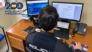 Policía Nacional gestionando diferentes temas en internet.