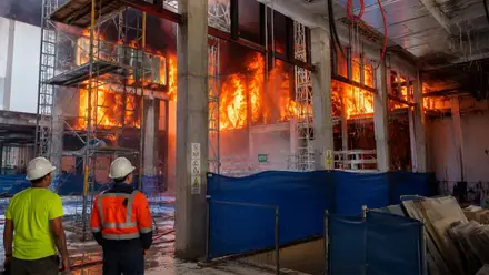 Obras e incendio en Altadis. Desde la lejanía dos operarios miran.