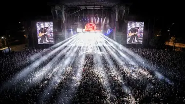 Escenario y concierto con mucho público.