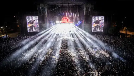 Escenario y concierto con mucho público.