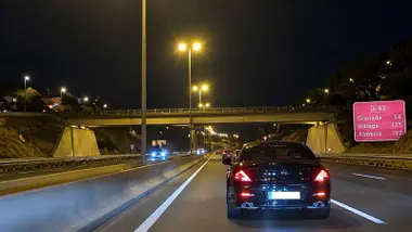 Policía Local persiguiendo a un automóvil de alta gama.