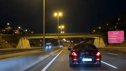 Policía Local persiguiendo a un automóvil de alta gama.