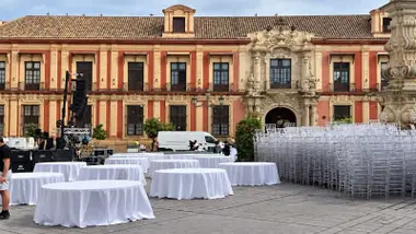 Mesas y sillas junto al Palacio Arzobispal.