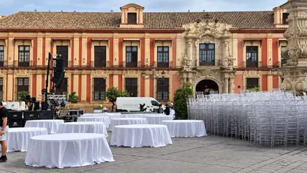 Mesas y sillas junto al Palacio Arzobispal.