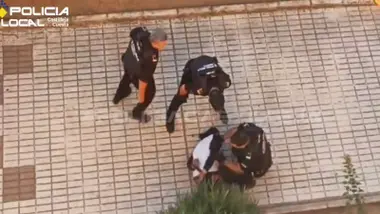 Varios policías locales reducen al delincuente.