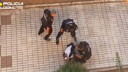 Varios policías locales reducen al delincuente.
