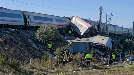 Vagones de tren destrozados.