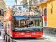 Enfado en Sevilla por los autobuses turísticos que entran hasta el Duque mientras se restringe el tráfico en el centro
