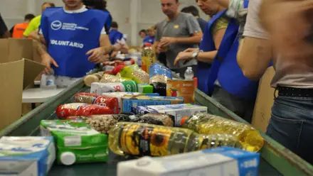 Voluntarios del Banco de Alimento de Sevilla empaquetando productos de primera necesidad.