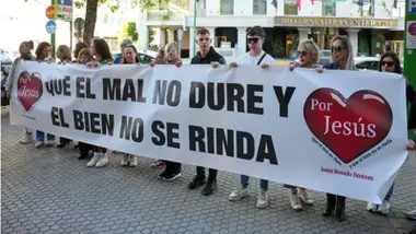 Grupo de personas portando una pancarta pidiendo justicia por la muerte de Jesús Rosado en Palomares del Río.