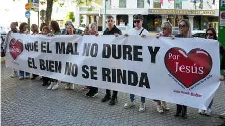 Grupo de personas portando una pancarta pidiendo justicia por la muerte de Jesús Rosado en Palomares del Río.