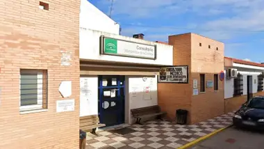 Puerta de acceso al consultorio médico de Villamanrique de la Condesa.