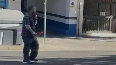 Un hombre con un gran cuchillo lleno de sangre en la carretera de Luis Montoto.