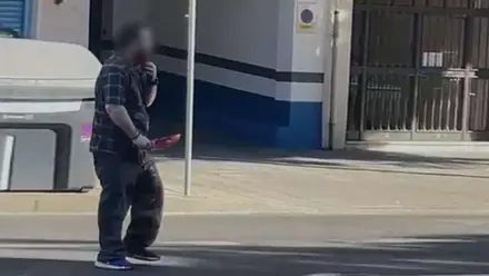Un hombre con un gran cuchillo lleno de sangre en la carretera de Luis Montoto.