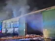 Un incendio en Lebrija moviliza a bomberos de tres municipios, una nave almacena un millón de kilos de algodón
