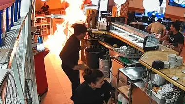 Arde la cocina del bar con llamas muy notorias.